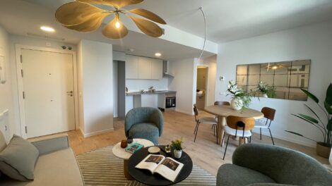 Salón de una vivienda del Plan VIVE finalizada por Avalon Properties, SanJosé Constructora y Aedas Homes en Torrejón de Ardoz