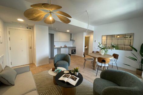 Salón de una vivienda del Plan VIVE finalizada por Avalon Properties, SanJosé Constructora y Aedas Homes en Torrejón de Ardoz