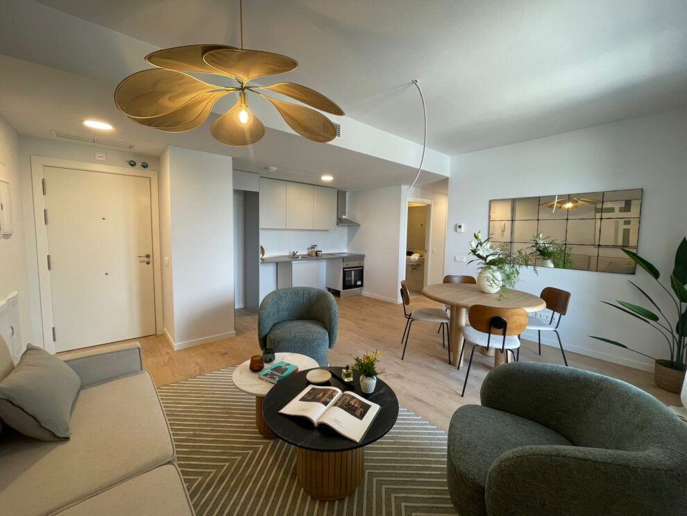 Salón de una vivienda del Plan VIVE finalizada por Avalon Properties, SanJosé Constructora y Aedas Homes en Torrejón de Ardoz
